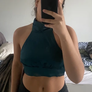 Fest topp - Snygg mörkgrön topp med öppen rygg stl xs