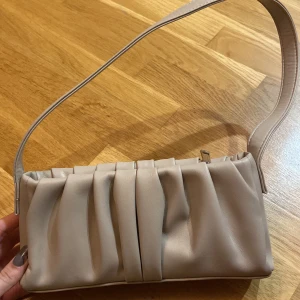 Väska - Denna väska är använd två gånger och är som ny. Den är från asos och säljs inte längre, nypris: 249. ☺️