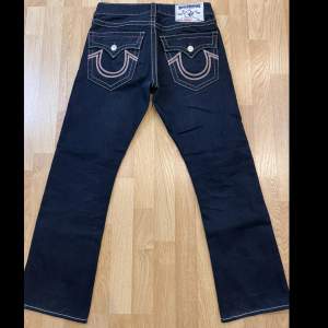 Nästan helt nya true religion jeans cond 9,5 storlek w30 l30 byxorna är straight fit har fet röd vit stich över hela byxan