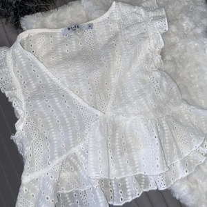 Blus/Topp - Vit söt blus/topp från NA-KD, använd 1 gång så superfint skick. Stl 36 men skulle säga rätt liten i storlek, mer åt 34. 🤍 Nypris 350-400. 200 + frakt 🤍