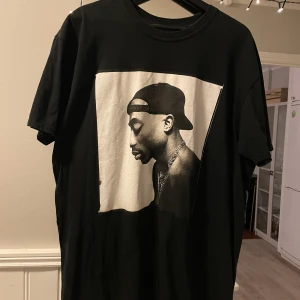 T-shirtklänning - T-shirtklänning 2pac i storlek 10. 