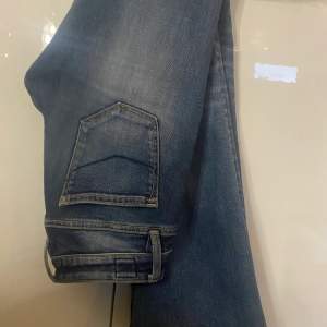 Säljer dessa snygga lågmidjade bootcat jeans!💓använda men bra skick! 