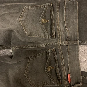 flare hm jeans - KÖP DIREKT FÖR 205KR!!  säljer dessa snygga flare jeans från hm! har väldigt fint tryck på backfickorna! säljer pga att de e lite för långt för mig som är 156cm  original pris: 300kr skriv privat för fler bilder ❤️