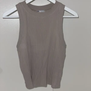 Topp - 🦋Fin topp  🦋Köpt från Zara 🦋Stl M 🦋Pris 50kr 🦋Bra skick 