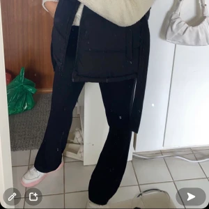 Kostymbyxa - Dom populära Vilma kostymbyxa från Bikbok i svart storlek 36💞sitter så fint och perfekt men använder så sällan och har flera par så säljer nu dessa💓väldigt bra skick!