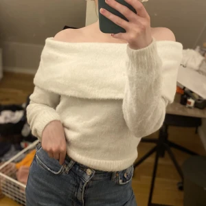Offshouldertröja☁️ - Jättemysig snövit offshouldertröja i tjockare pälsaktigt material från H&M. Använd men inga defekter.  Säljer då den tyvärr inte kommer till användning längre.☁️