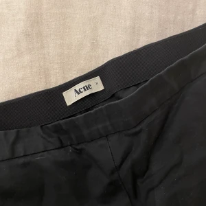 Kostymbyxor  - Fina kostymbyxor i 100% bomull. Snygga slitsar baktill. Kan skicka bild med byxorna på ifall så önskas! 