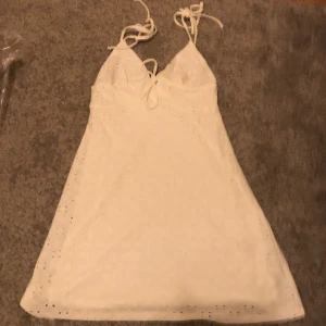 Klänning - Jättefin sommarklänning från hm, säljer då jag köpte två st. Aldrig använd prislappen är kvar, orginalpris 199🥰, köparen står för frakt