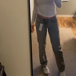 Low Waist straight jeans  - Säljer mina jeans från Gina, använda typ två gånger  Skickar fler bilder om du vill   Jag är 176 