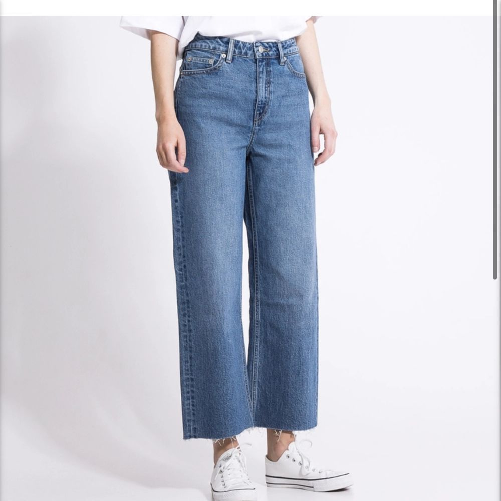 Säljer dessa blåa jeans från Lager 157. Modellen Lane. Modellen har storlek S och är 175. De passar alltså någon som är ganska kort om man vill ha de hela vägen ner till fötterna. Säljer för 130 men köpte för 300. Skriv privat för mer info eller bilder.💗. Jeans & Byxor.
