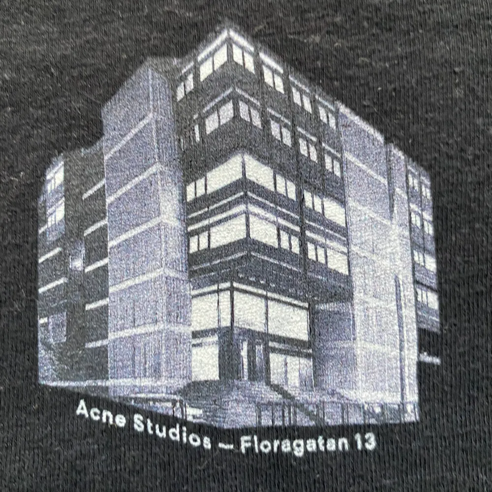 Acne studios T-shirt i svart i storleken xs. T-shirts.