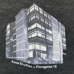 Acne studios T-shirt i svart i storleken xs