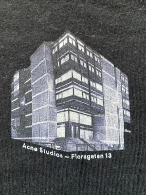 Acne studios T-shirt  - Acne studios T-shirt i svart i storleken xs