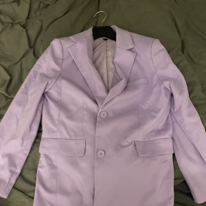 Kavaj - Jätte fin lila kavaj som tyvärr bara använts en gång då jag inte hittat tillfälle! Bra skick! Nypris 400kr