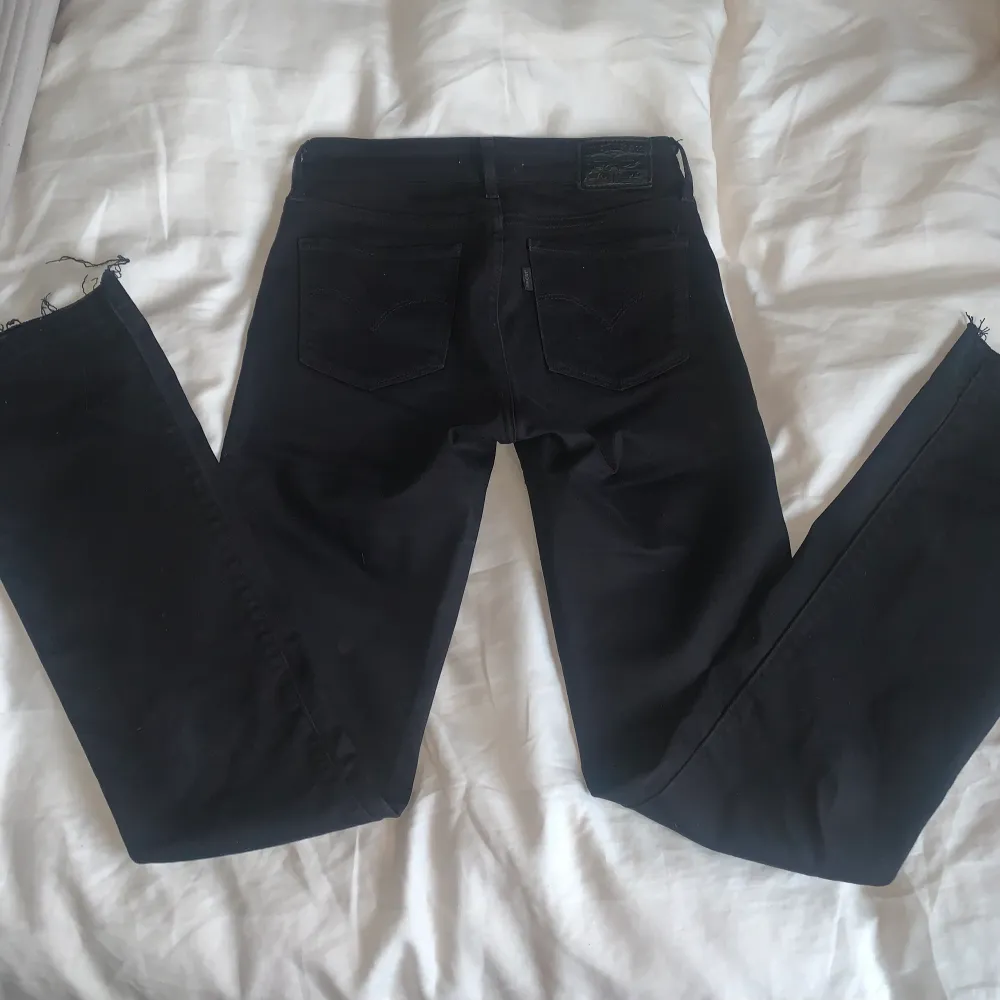 Riktigt snygga svarta lågmidjade bootcut jeans i storlek 24,32. Jag har sprätt upp dem för att de skulle bli lite längre. Väldigt bra skick och säljer då dem är lite korta för mig som är 1.68. Lapparna är svarta vilket jag tycker är en väldigt fin detalj.. Jeans & Byxor.