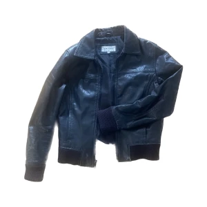 Hollie’s Äkta Läderjacka - Jättefin vintage äkta läderjacka i gott skick! Den är ganska croppad och passar storlek XS-S!