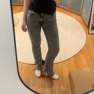 Gråa jeans från zara med slits, mid/high waist, ganska små i storleken!💛