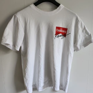 Casablanca - Racing Tshirt - Marlboro Inspererad tshirt från Casablanca. Heavyweight och riktigt bra kvalité, fåtal gånger använd. Sitter mer som en M än XL.