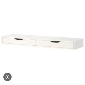 Sminkbord  - Säljer nu mitt gamla sminkbord som jag inte använder längre den är i bra skick och kan hämtas!