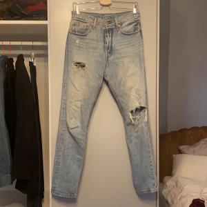 501 levis jeans - Jeans från Levis i modell 501 i strl 27/30. Bra skick med en super liten fläck på nedre benet se första bild. (Går nog bort med vanish elr liknade)