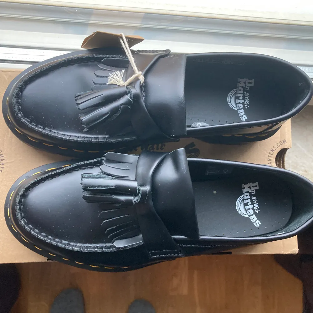 New loafers in black leather with thickened sole (Bex) in size UK6 or EU39. They run big, more like a 39.5-40, and that’s why I have to sell them.  They cost more than 2000sek right now on different websites like Zalando or ASOS. . Skor.