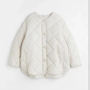 Quiltad Jacka H&M - Quiltad cremevit jacka från H&M i strl M! Köpt nyligen (nyskick) så aldrig använd och har lappen kvar 🙌😊köpt för 599kr säljer för 450 + frakt. För fler bilder/info skriv!