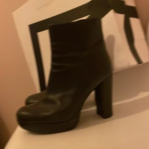 Äkta läder & bra kvalite  - Säljer mina fina sköna höga platåstövlar i svart läder. Några små märken men inget man tänker på! Säljer dem för 599kr + frakt 59kr (står köparen för)