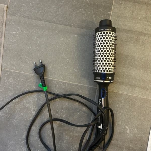 Björn Axén värmeborste OBH NORDICA - Björn Axén värmeborste Magic style Brush 38mm. Knappt använd. Fungerar superbra!! 😍