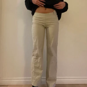 Beige byxor - Supersnygga och sköna beige byxor köpte här på Plick som tyvärr inte kommer till användning. Dragkedja på sidan, passar mig som är 160cm men skulle säga att dem även funkar om man är lite längre
