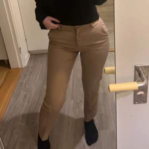 Jätte fina beige/bruna kostymbyxor ifrån h&m, väldigt bekväma och använda fåtal gånger. 