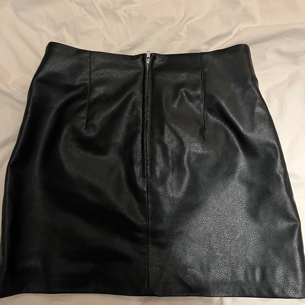 Säljer min svarta skinn kjol från Hm i storlek. I bak finns en dragkedja och passformen på kjolen är helt perfekt. Den är som ny då jag bara har använt den till två tillfällen🤍. Kjolar.
