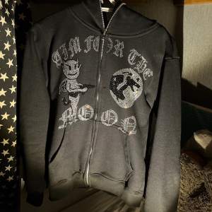 Säljer min helt nya aim for the moon hoodie I storlek S. Aldrig använd utan endast testad så i nyskick med alla rhinestones kvar. 