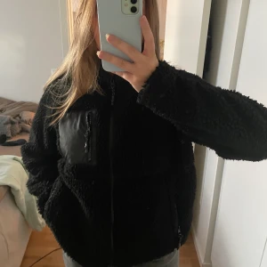 Teddyjacka - Säljer min svarta teddyjacka som Bianca bär på andra bilden.🖤 Ord pris 500kr