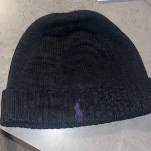 Ralph lauren mössa - Kan inte komma på om jag ens haft på mig den någon gång, dvs nyskick! One size. Unik färg som inte går att köpa längre! Passar kille som tjej