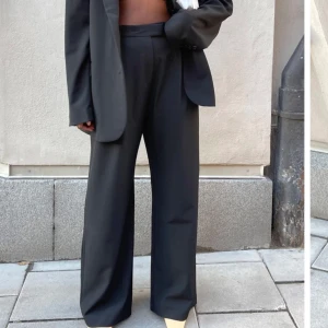 Djerf Avenue favorite pants black  - Djerf Avenues favorite pants i svart, storlek S. Byxor som är extremt sköna, snygga, passar till ALLT! Passformen är dröm. Säljer pga har dubbletter! 