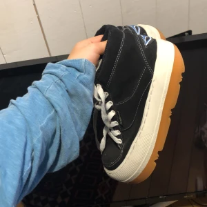 90tals sneakers - aldrig använda! Stl 38 - Sneakers som var poppis på 90 talet, köpta på sko Uno för ca 900kr 