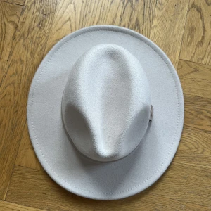 Beige Asos hat 120 KR  - Beige Asos hat inköpt förra året - säljes för 120 kr   Kan göras mindre med banden - se bild 2