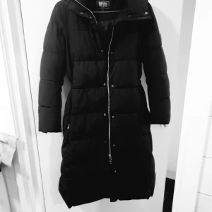 Jofama - Savannah Long Puffer Coat - Varm och snygg vinterjacka i nyskick. Endast använd några gånger pga köpten ny jacka. Storlek 38 men passar 36 också, går även att spänna åt midjan. Nypris var ca 3500.