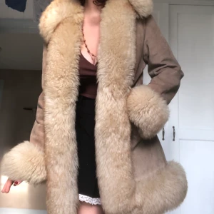 så vacker afghan jacka - Sååå otroligt fin afghan/penny lane jacka. så varm och perfekt till vintern. äkta päls, köpt på 90-talet. super hög kvalite och har inga som helst slitningar, kan hålla hela livet ut. säljer då den inte är min stil. läs bio för praktisk info om frakt osv.