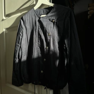 Jacka - Säljer nu min tunna jacka från tiger of sweden. Aldrig använd mer än prövad. Så i ny skick. Köp från tiger of sweden för flera år sen. Pris går att diskutera!