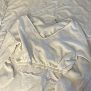 Vit tröja  - Knappt använd från nelly, storlek S passar en XS med. Jätteskön 