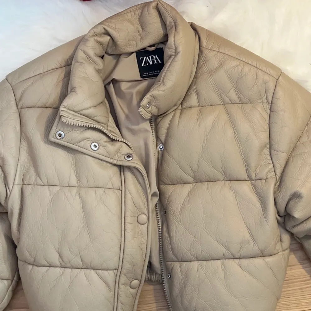 beige pufferjacket i nyskick från ZARA. Jackor.