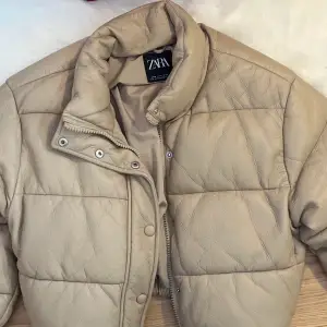 beige pufferjacket i nyskick från ZARA