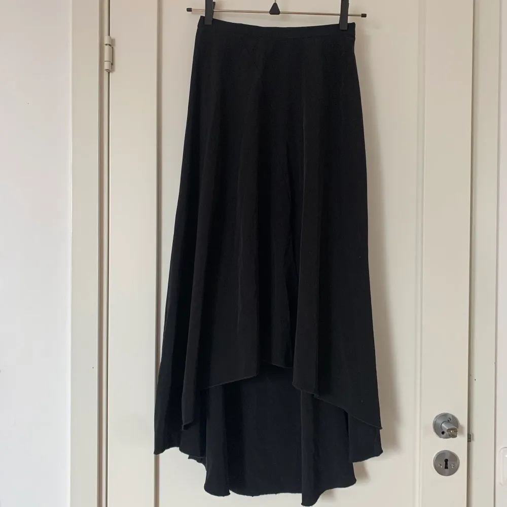 Säljer min svarta långa kjol som är kortare fram och längre där bak. Superfin, men den är tyvärr för liten nu. Köparen står för frakt💘. Kjolar.