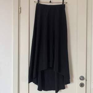 Säljer min svarta långa kjol som är kortare fram och längre där bak. Superfin, men den är tyvärr för liten nu. Köparen står för frakt💘