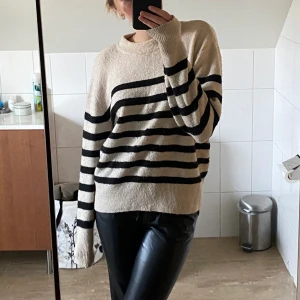 Randig stickad tröja  - Fin randig stickad tröja, stl. S💖