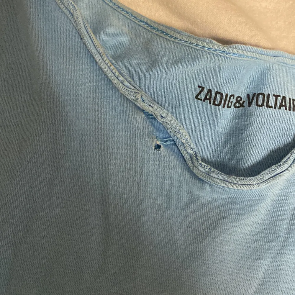 super fin zadig t-shirt. köpte för 2 år sen men använd få gånger. sista bilden ser man det lilla hålet vid halsen. man ser knappt den när man har på sig tröjan. nypris 600. T-shirts.