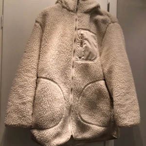 HM beige Pile jacka  - Beige Pile jacka oversize  St XS passar 34 36  Inga fläckar eller skador  Använd 5 ggr  Jag bjuder på frakten!  