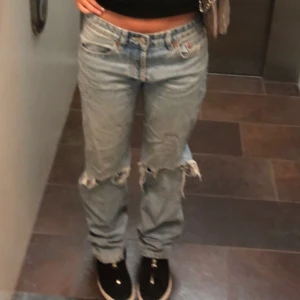 Mid Rise straight jeans  - Mid Rise straight jeans från zara med slitningar