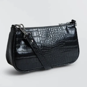 Väska  - Säljer denna svarta väska i ormskinn som knappt är använd 💕